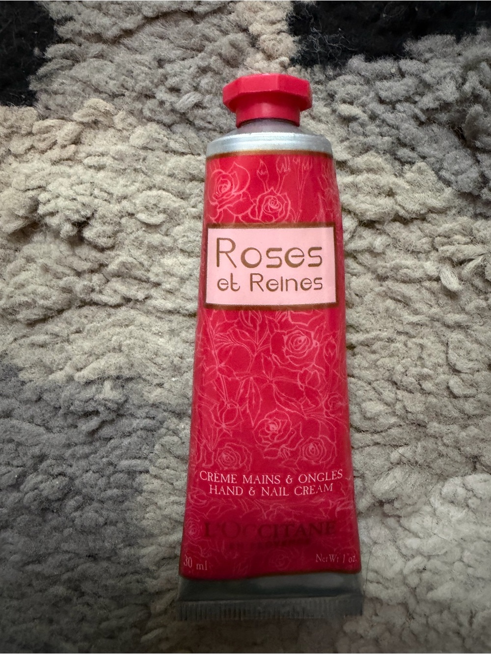 L'OCCITANE Roses et Reines Hand & Nail Cream - Rose Red with Gold Accent
